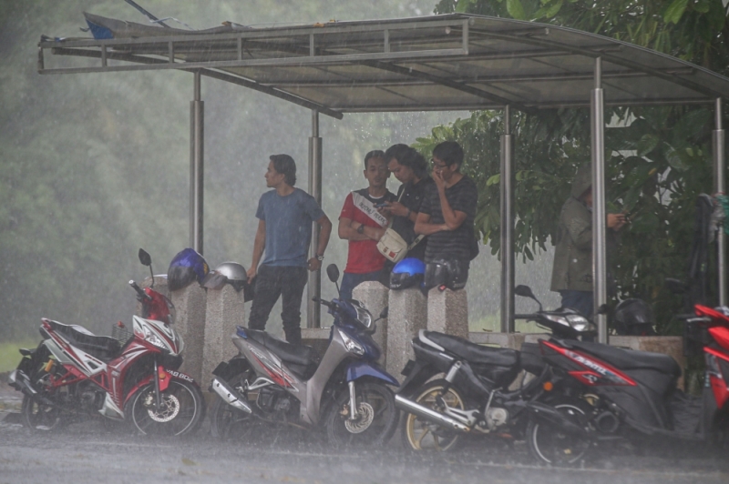 Motorbike, rain